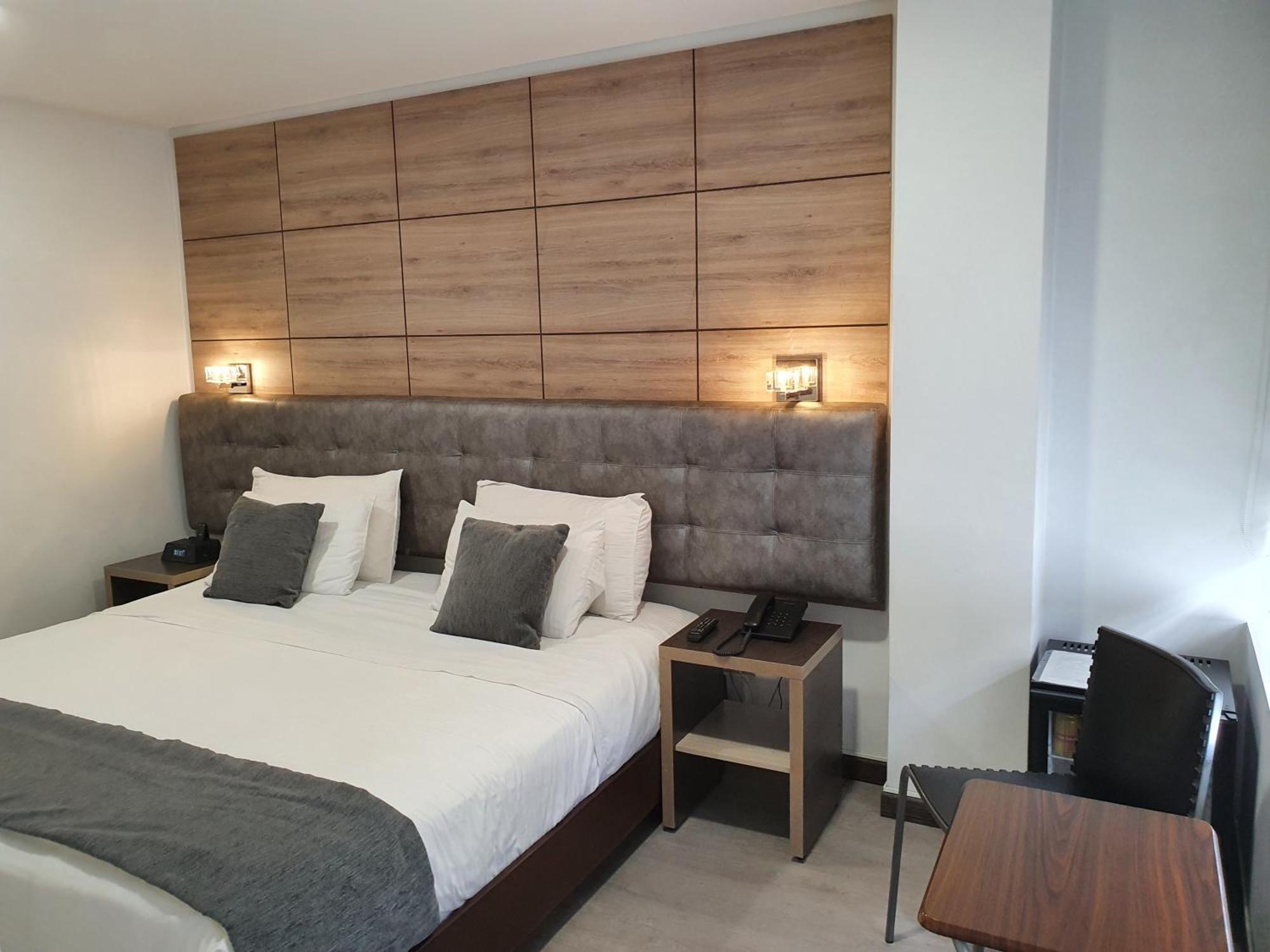 Habitación con cama extragrande.