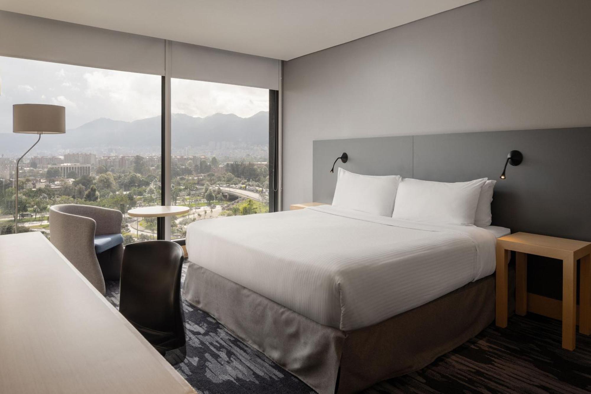 Habitación con cama grande y balcón