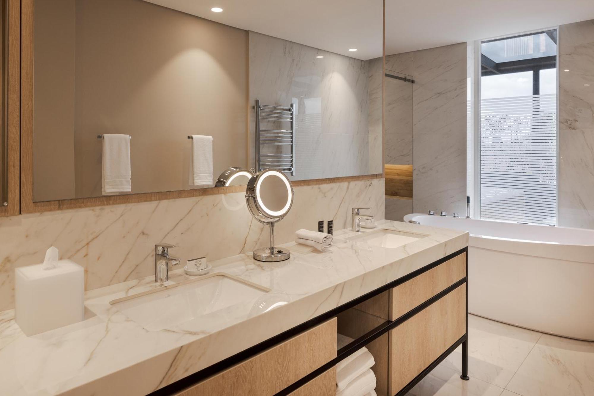 King One-Bedroom Apartment with City View