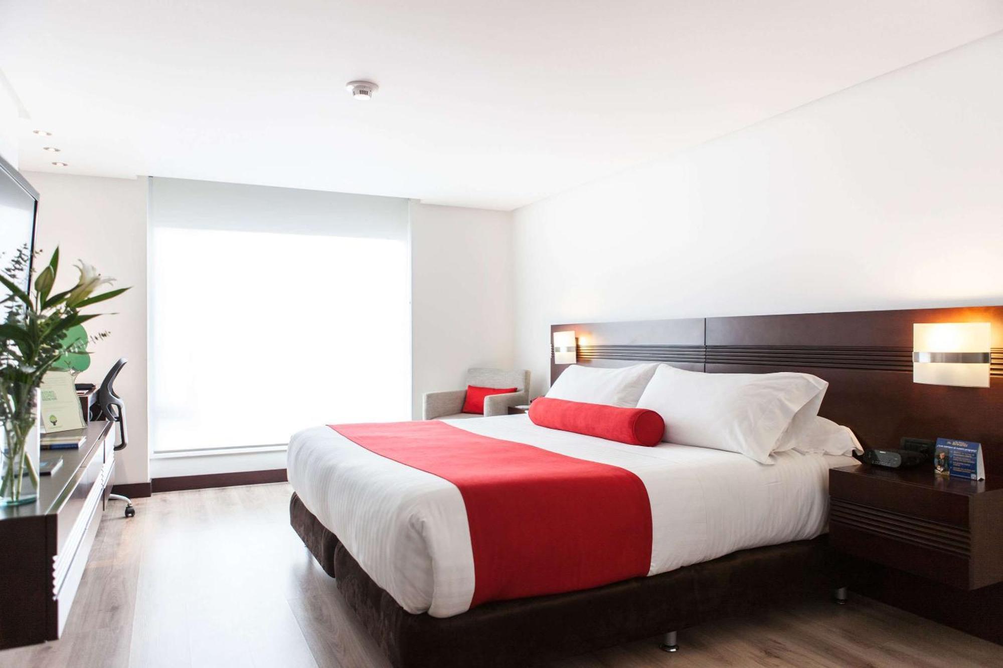 Habitación con cama extragrande.
