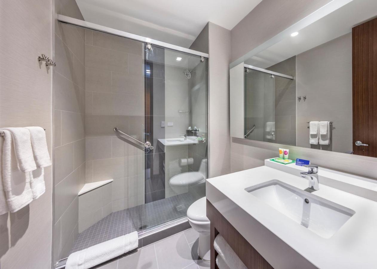 Habitación con cama extragrande y sofá cama - Planta superior